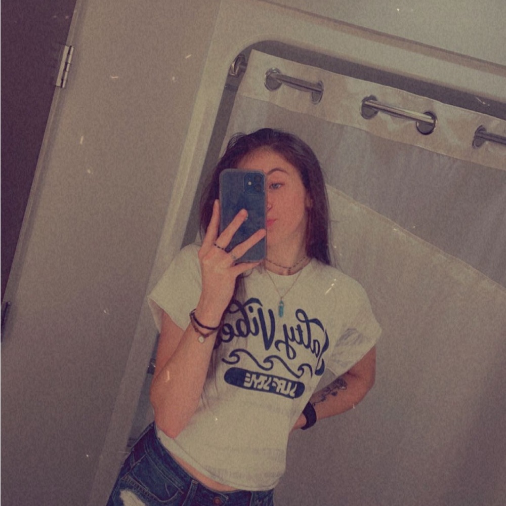 Meet your Posher, Mariah - Picture 2 of 3